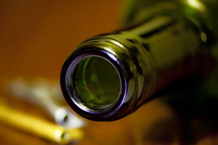Mueren 16 personas en Rusia por consumir sidra adulterada