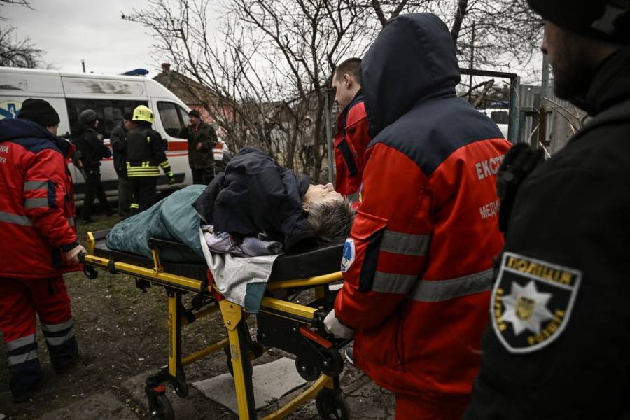 Ucrania reporta heridos por un bombardeo ruso en zona inundada de Jersón
