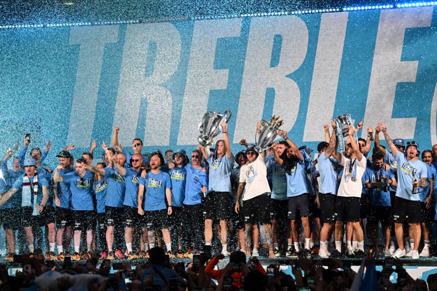 La lluvia no impide el desfile del Manchester City para celebrar la Champions