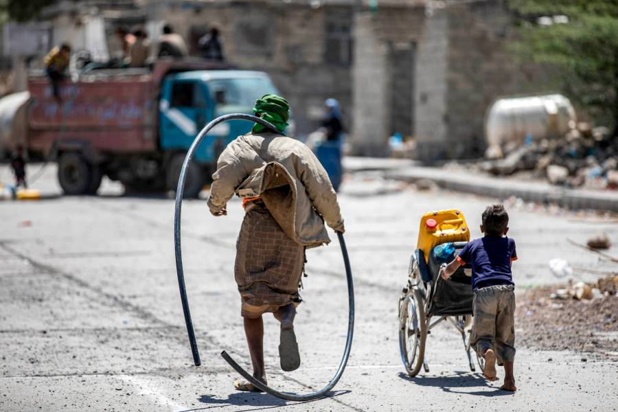 En Yemen, los niños van a buscar agua en lugar de ir a la escuela