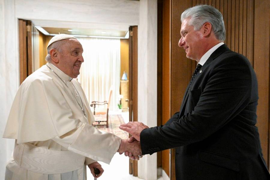 El presidente de Cuba se re&uacute;ne con el papa Francisco durante su gira europea