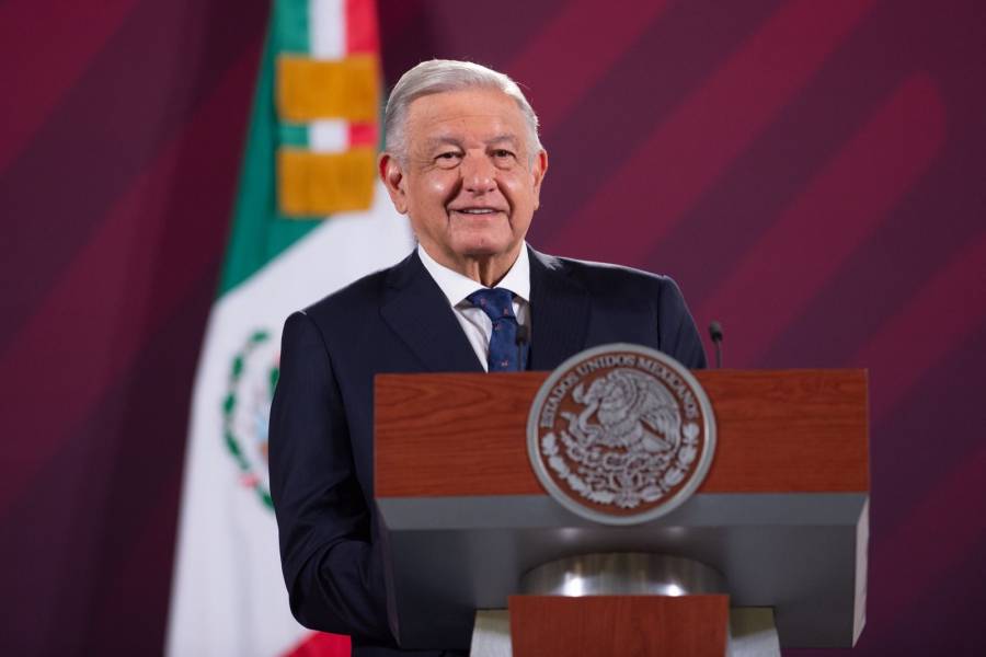 Marina ya est&aacute; a cargo del AICM: AMLO