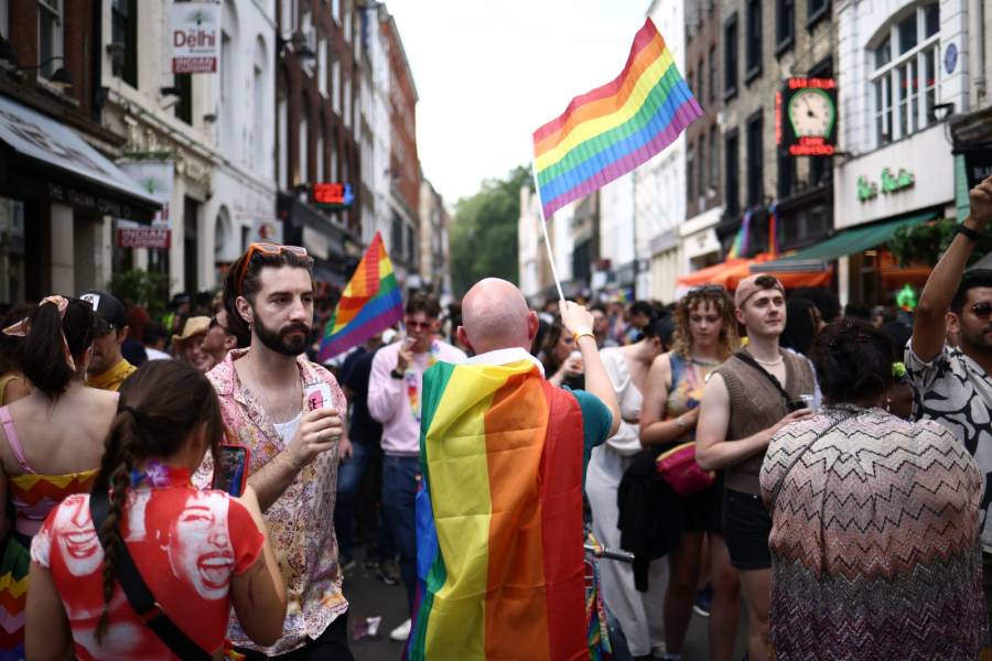 Una multitud con banderas arcoiris recorre Londres en Marcha del Orgullo