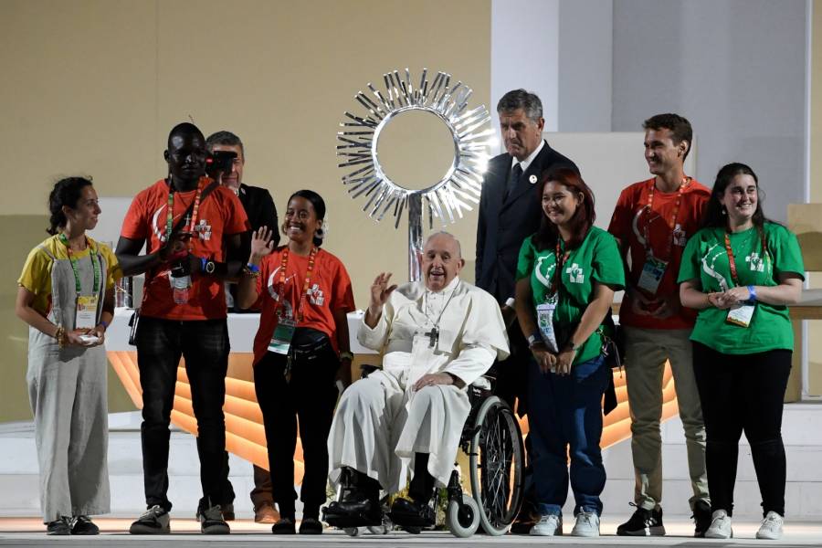 Jóvenes latinoamericanos celebran en Lisboa a un papa cercano