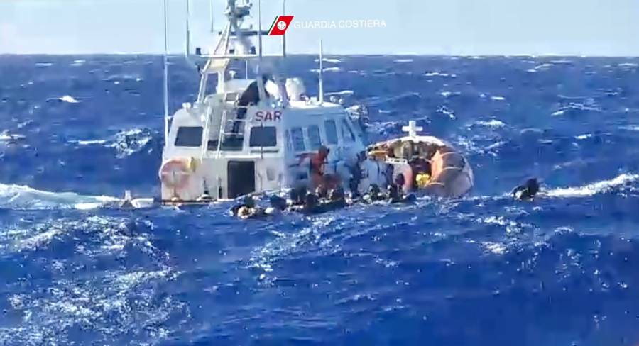 Más de 30 migrantes desaparecidos en naufragio de dos barcos frente a costas italianas (OIM)