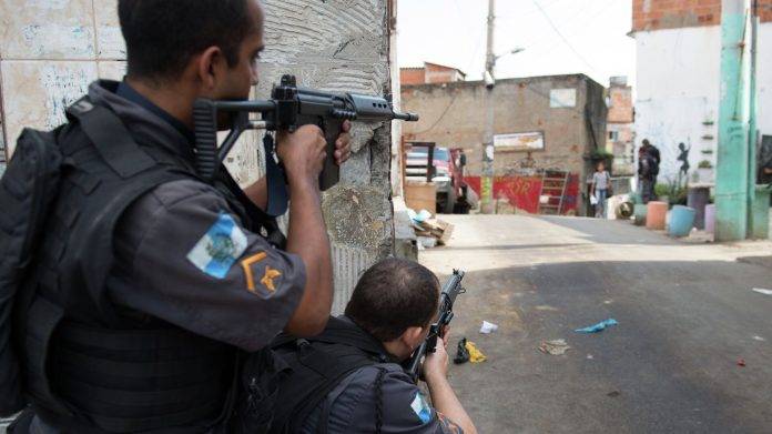 Niña de 5 años muere por bala perdida en tiroteo en favela de Rio de Janeiro