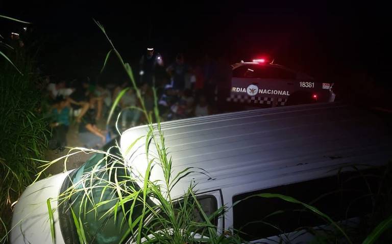 Se accidenta camioneta con m&aacute;s de 20 migrantes en Veracruz