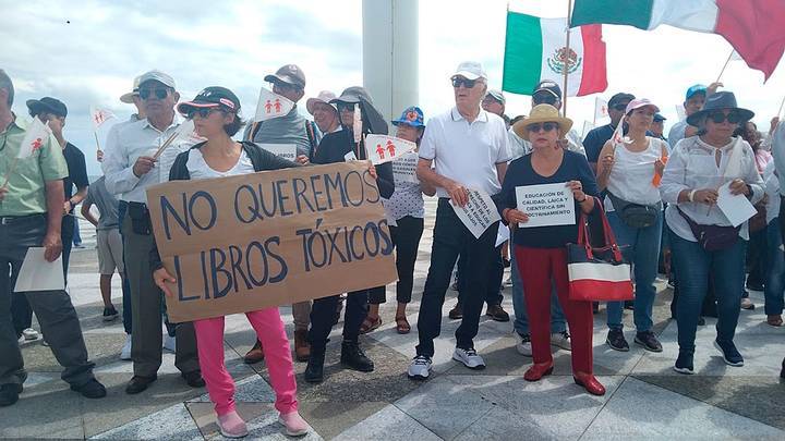 Protestan contra libros de texto en Veracruz