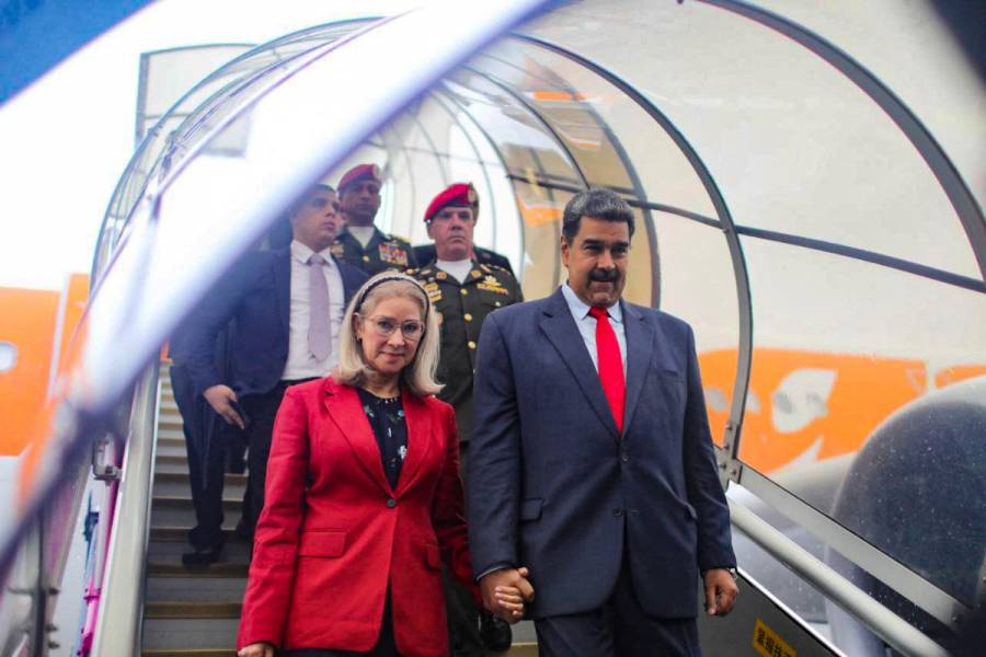 Nicolás Maduro visita China en busca de apoyo económico