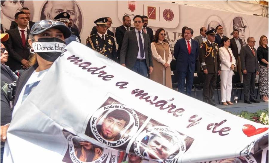 Madres buscadoras se manifiestan en pleno desfile militar de Zacatecas