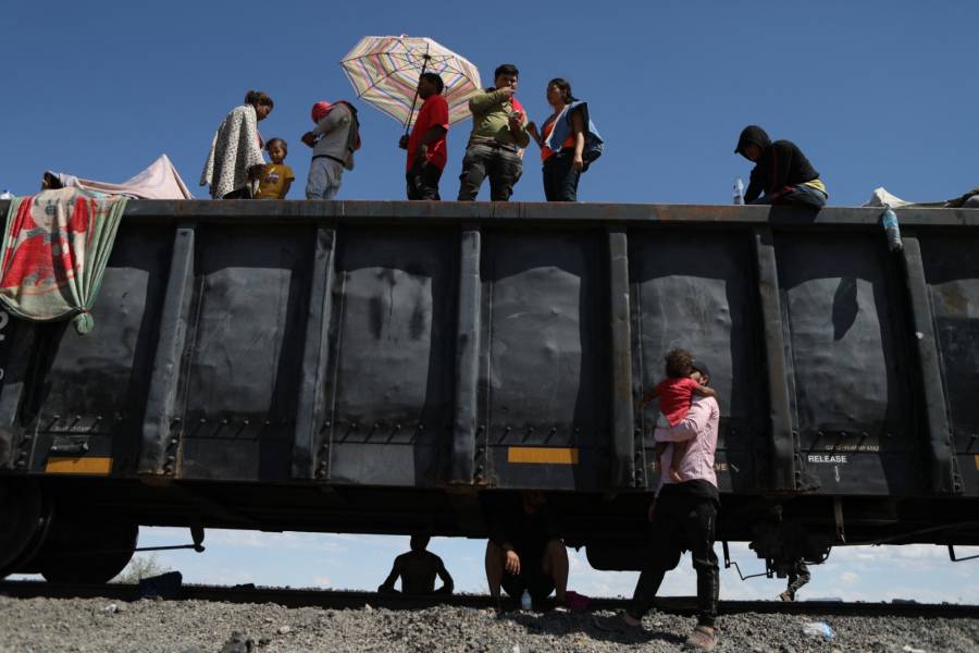 Miles de migrantes varados en el norte y sur de México